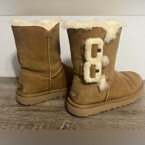 UGG: Bailey Fluff Buckle Women Short Boots, Size 7